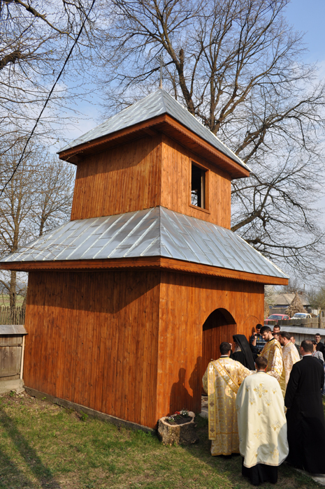 Sfinţirea clopotniţei „Omul Îl recunoaşte pe Domnul Hristos în momentul împărtăşirii cu Sfintele Taine“