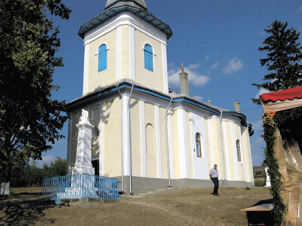 Biserica parohiei Tungujei Noi porţi către ceruri în Mitropolia Moldovei şi Bucovinei