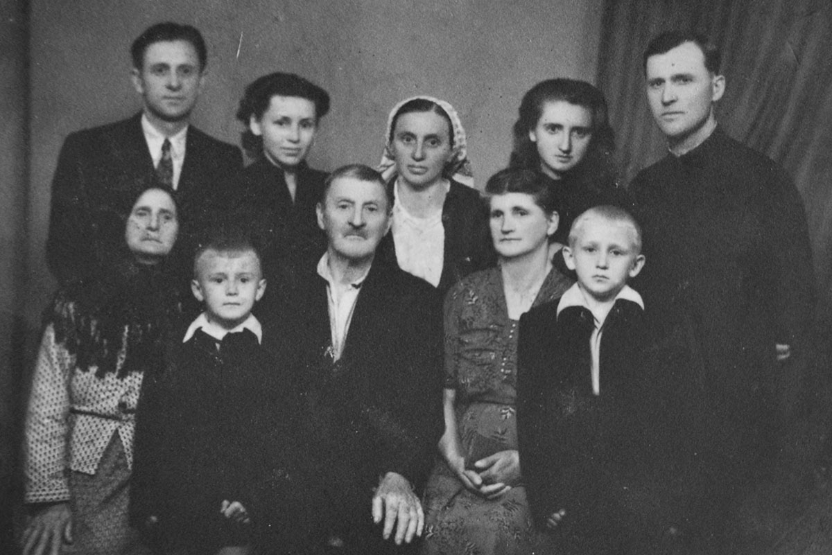 Părintele Constantin Burduja, împreună cu famila, la ieşirea din închisoare Părintele Constantin Burduja, 101 ani de credinţă şi dragoste faţă de aproapele