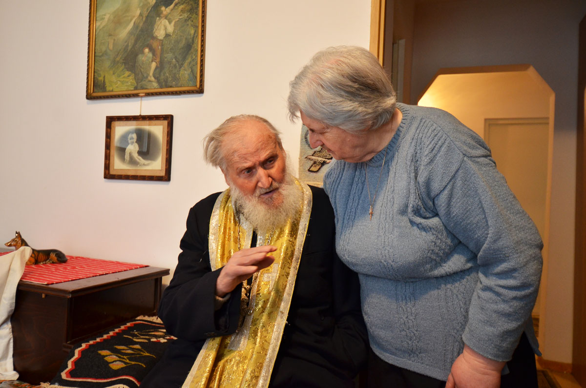 Părintele Constantin, împreună cu fiica sa, Adelina Părintele Constantin Burduja, 101 ani de credinţă şi dragoste faţă de aproapele