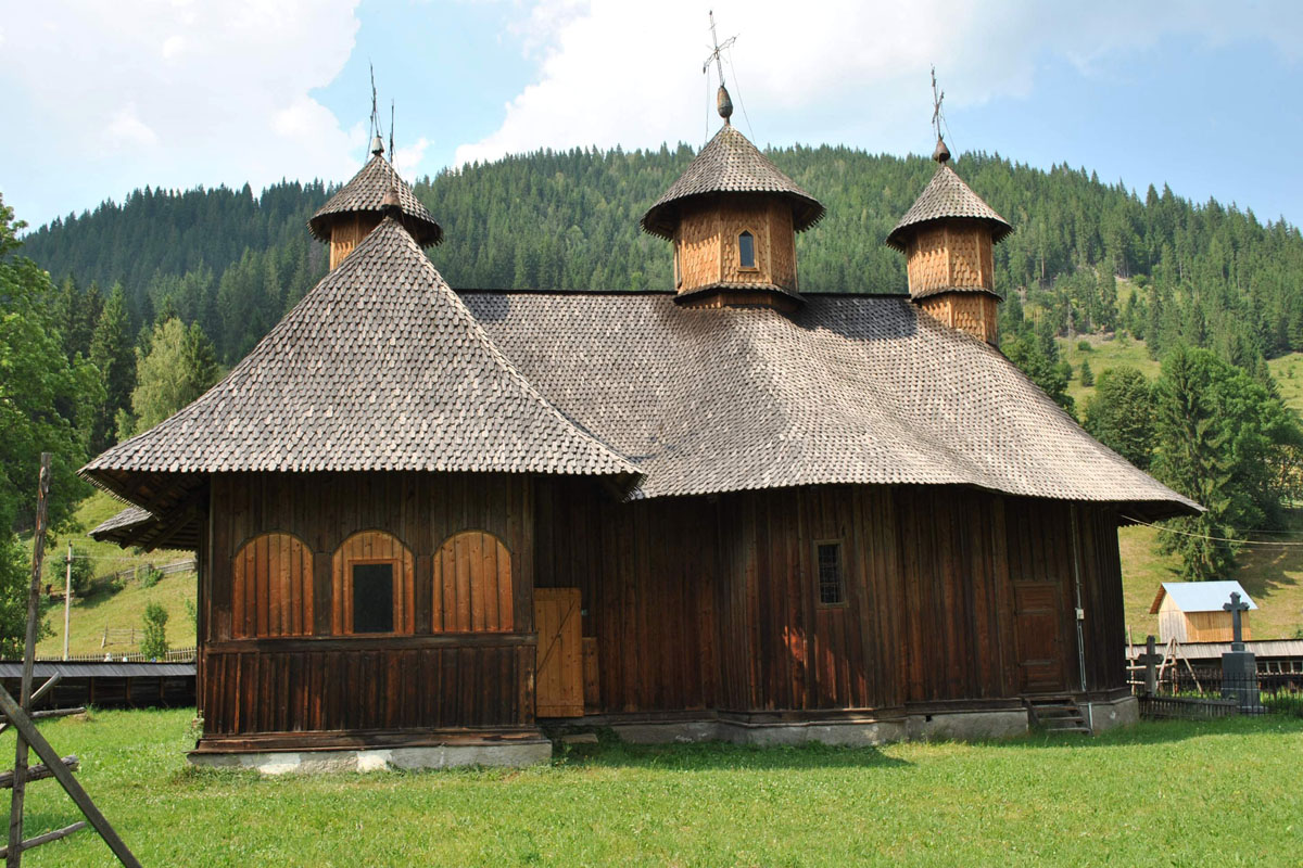 Biserica de lemn cu hramul „Sf. Nicolae“, Colacu - Fundu Moldovei Lăcaşul „olecuţă ascuns“ de la Colacu