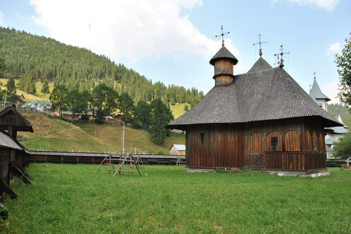 Lăcaşul „olecuţă ascuns“ de la Colacu Lăcaşul „olecuţă ascuns“ de la Colacu