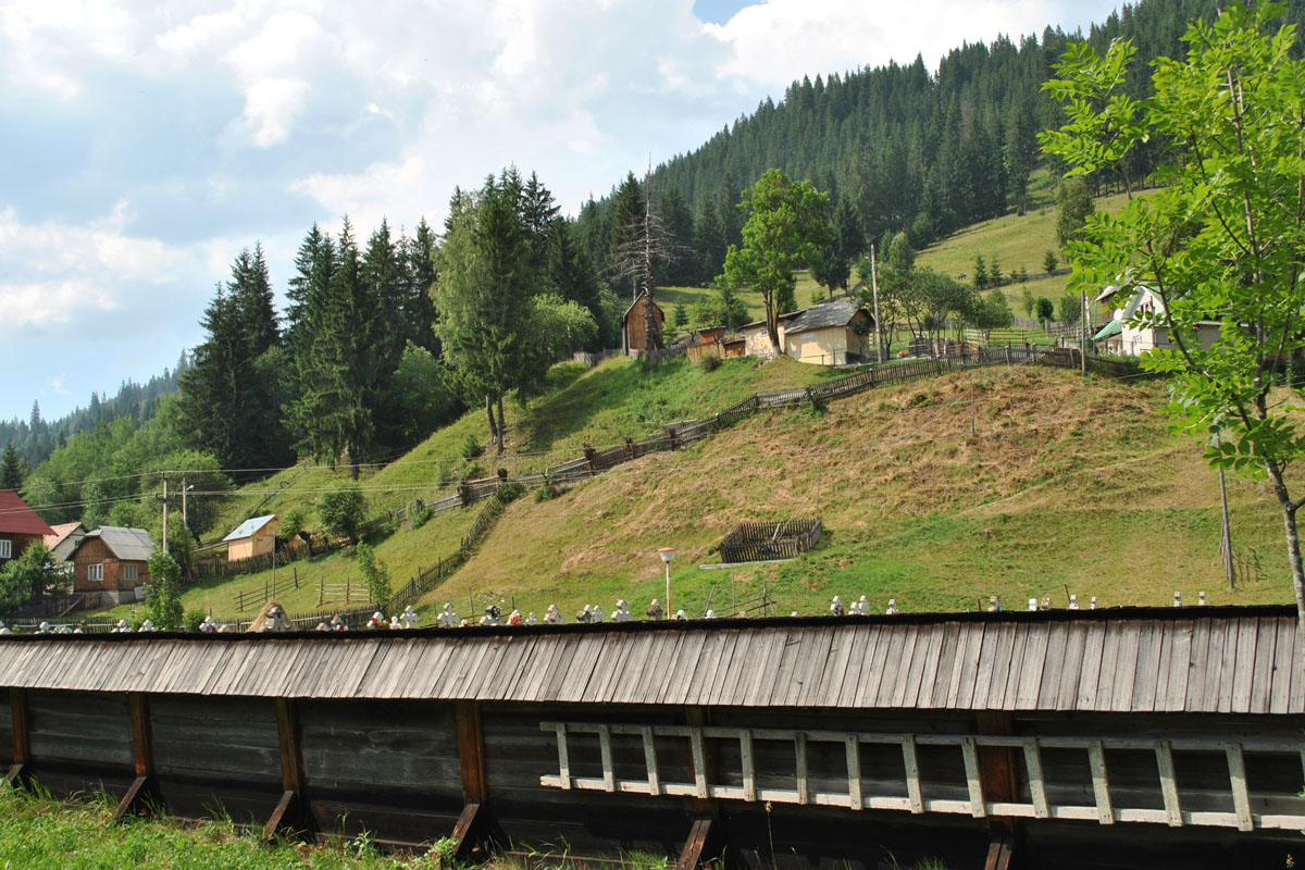 Lăcaşul „olecuţă ascuns“ de la Colacu Lăcaşul „olecuţă ascuns“ de la Colacu
