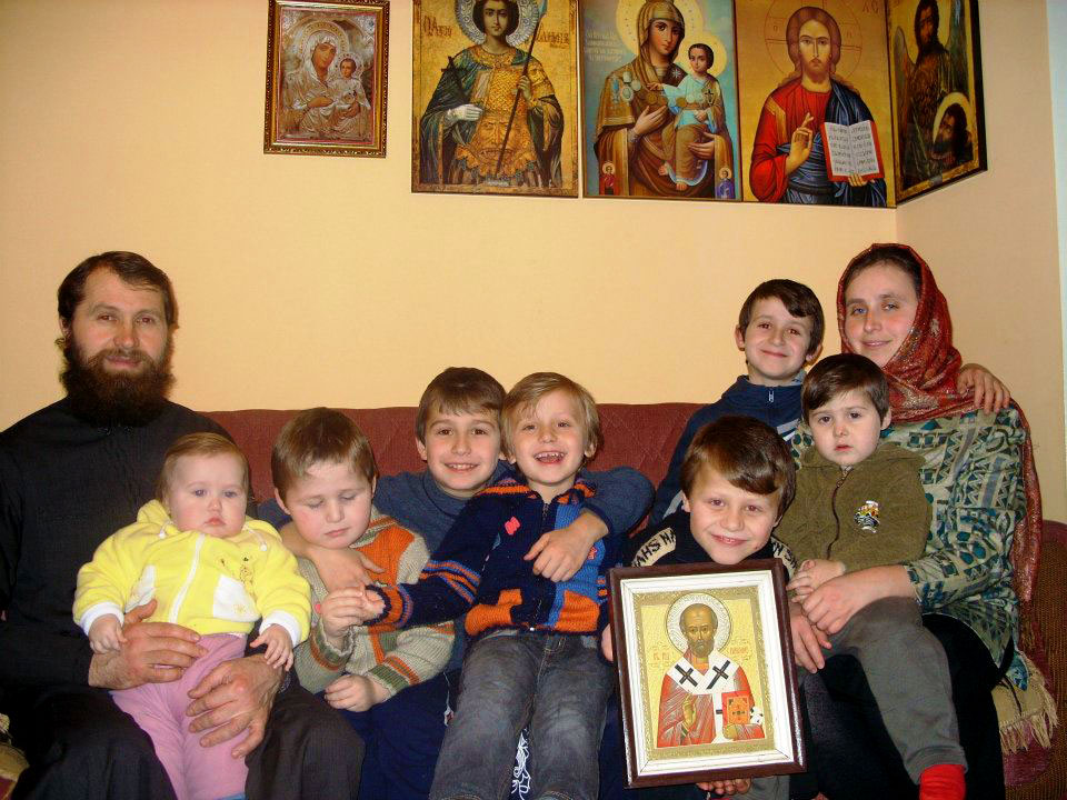 De la stânga la dreapta: Maria, Sava, Pavel, Ștefănuț, Ciprian, Serafim și Nicolae (în brațele mamei) „Trebuie să fiu puternică, pentru copiii mei!”