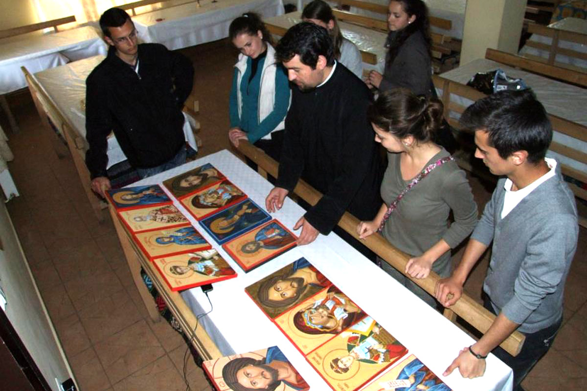 Lucrările tinerilor iconari voroneni, realizate în atelierul de pictură din cadrul aşezământului social Parohia tinerilor de la Vorona Centru