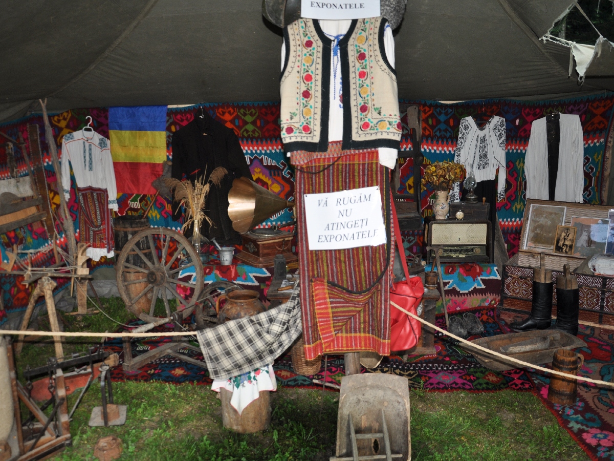 Expoziția „Colț de sat românesc” a teologului Cristian Andron „Cerul de la Nemțișor a fost și va rămâne foarte aproape de noi”