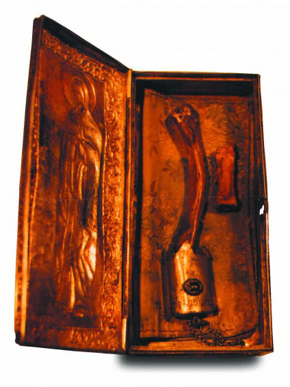 Chivot cu moaştele Sfântului Mucenic Trifon şi ale Sfintei Mare Muceniţe Marina (Biserica „Sfântul Sava“ din Iaşi) chivot cu moaștele Sfântului Mucenic Trifon şi ale Sfintei Mare Muceniţe Marina