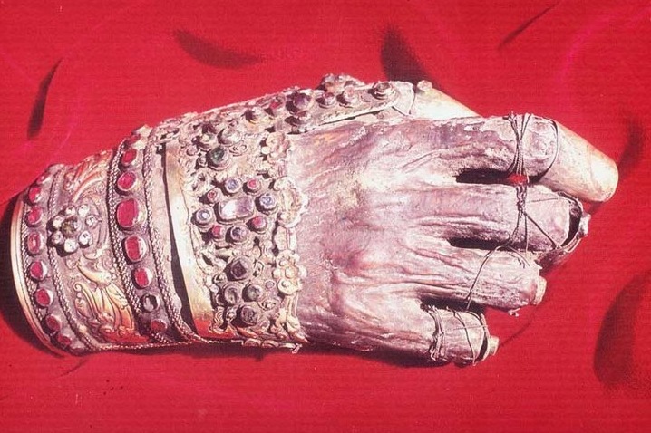 Mâna dreaptă a Sfântului Ioan, păstrată la Mănăstirea Filotheu, Athos Mâna dreaptă a Sfântului Ioan, păstrată la Mănăstirea Filotheu, Athos