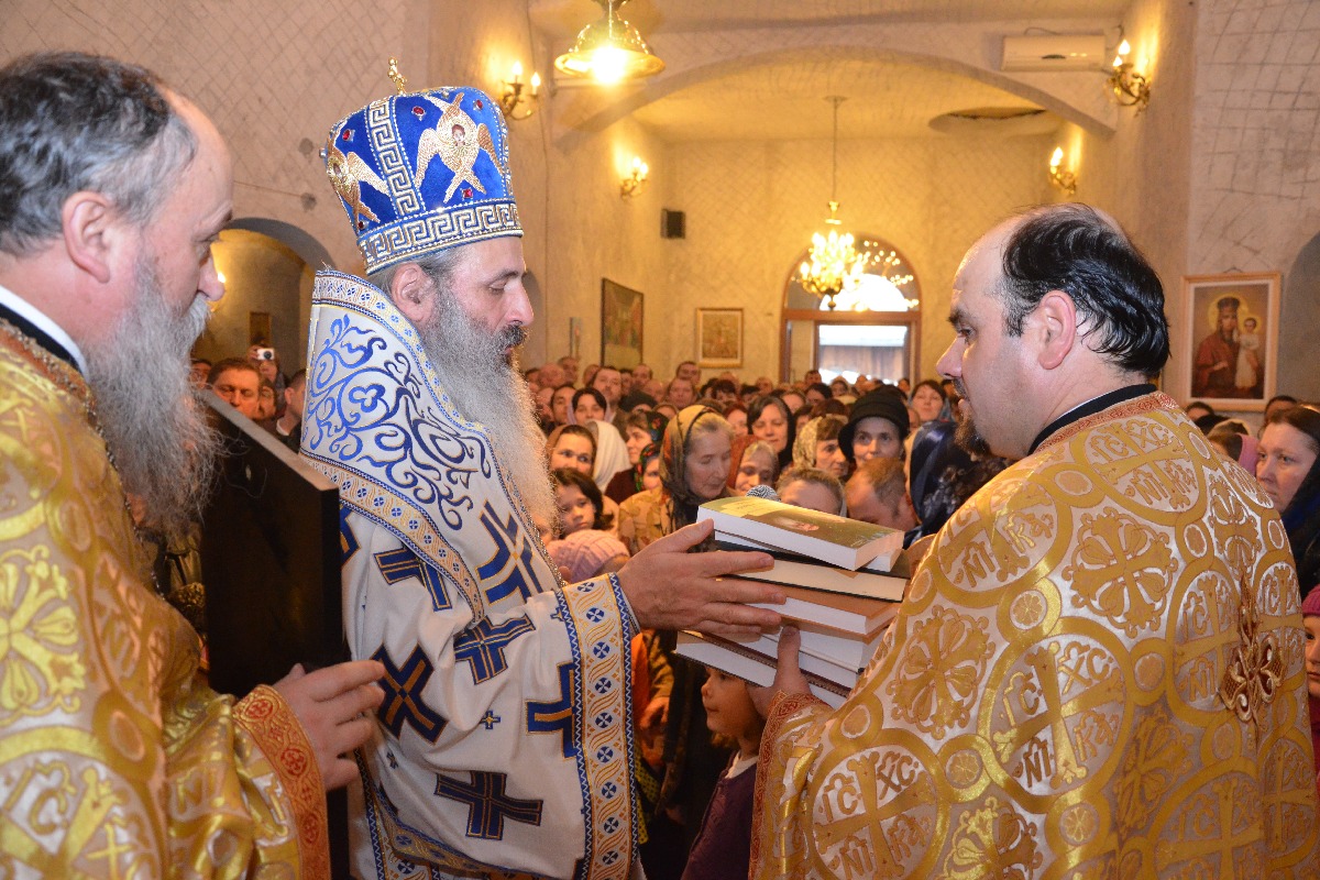 IPS Mitropolit Teofan, alături de pr. protopop Lucian Leonte și pr. paroh Dumitru Butnariuc „Odată cu venirea Înaltpreasfinţitului, biserica noastră a devenit Catedrală mitropolitană“