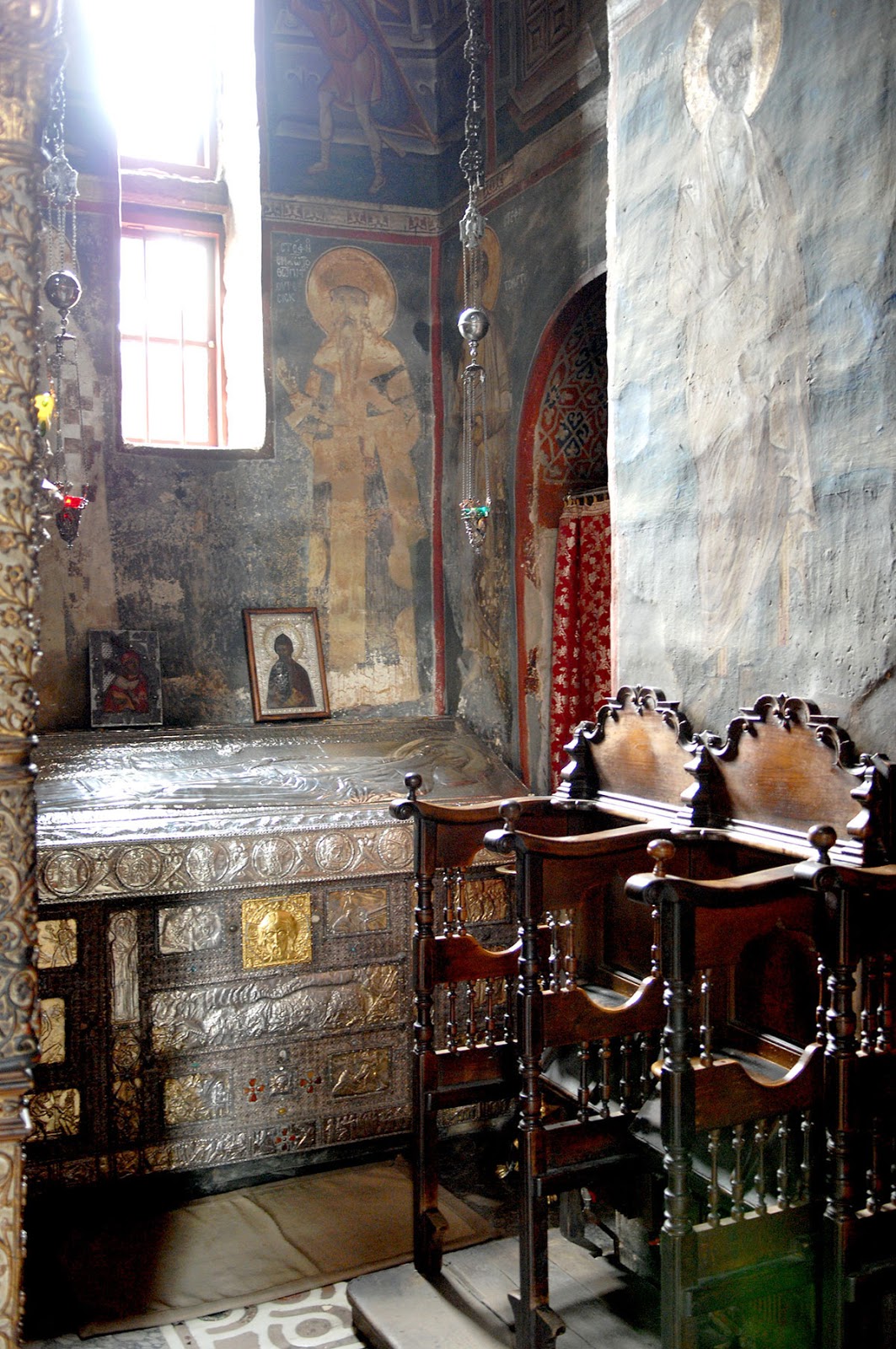 Mormântul de argint al Sfântului Simeon de la Mănăstirea Hilandar Bobițele de struguri de la Mănăstirea Hilandar ajută soții neroditori să dobândească prunci