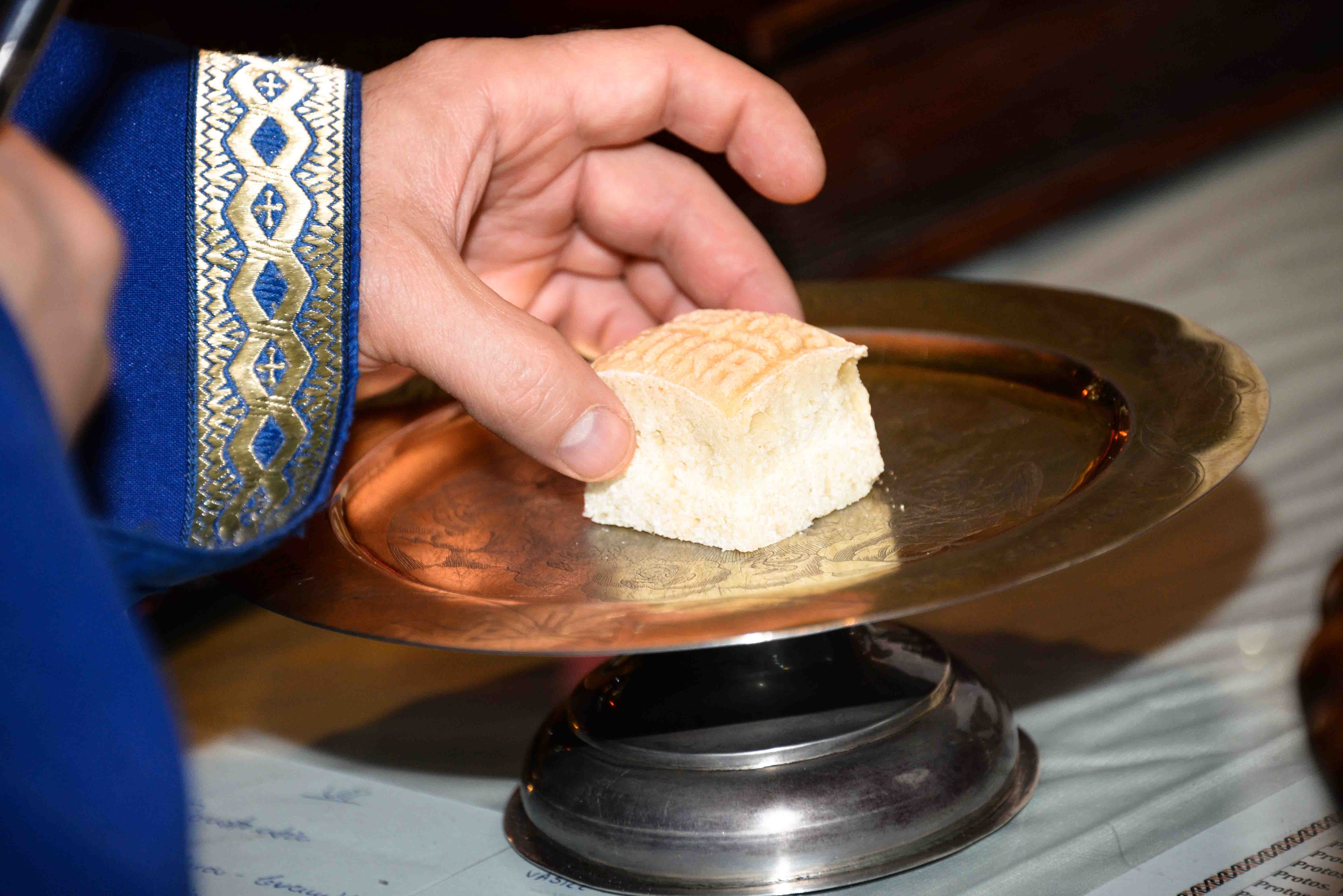 Ce este Sfântul Agneț? / Foto: Ștefan Cojocariu preot săvârșind proscomidia