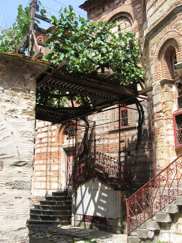 Via Sfântului Simeon de la Hilandar Bobițele de struguri de la Mănăstirea Hilandar ajută soții neroditori să dobândească prunci