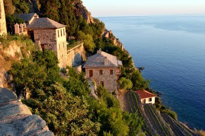 În mănăstire putem veni din diverse motive. Problema noastră este dacă rămînem în mănăstire sau nu rămînem În mănăstire putem veni din diverse motive. Problema noastră este dacă rămînem în mănăstire sau nu rămînem