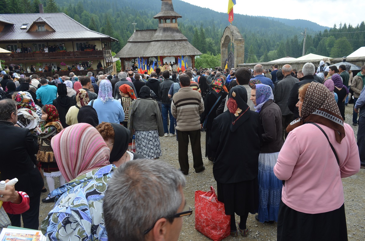 Părintele Justin, înconjurat de inimile pelerinilor Părintele Justin, înconjurat de inimile pelerinilor