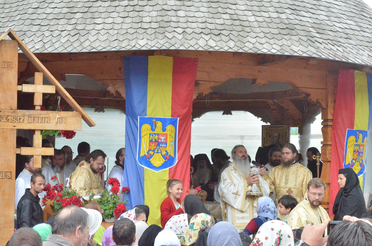 Părintele Justin, înconjurat de inimile pelerinilor Părintele Justin, înconjurat de inimile pelerinilor