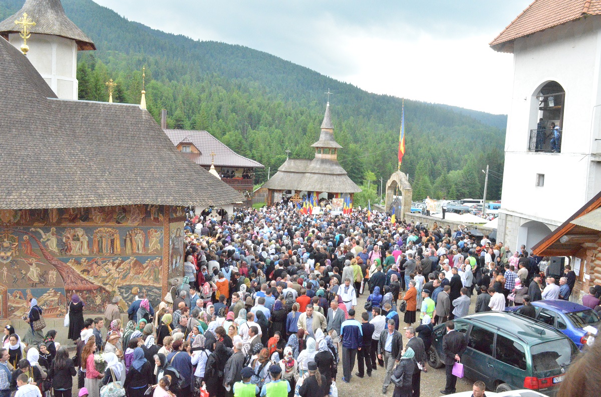 Părintele Justin, înconjurat de inimile pelerinilor Părintele Justin, înconjurat de inimile pelerinilor