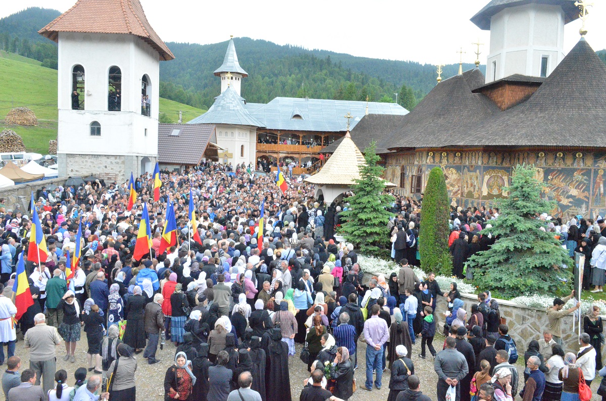 Părintele Justin, înconjurat de inimile pelerinilor Părintele Justin, înconjurat de inimile pelerinilor