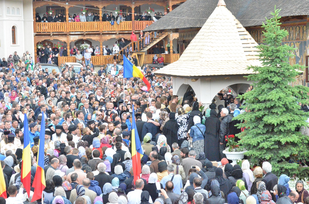 Părintele Justin, înconjurat de inimile pelerinilor Părintele Justin, înconjurat de inimile pelerinilor