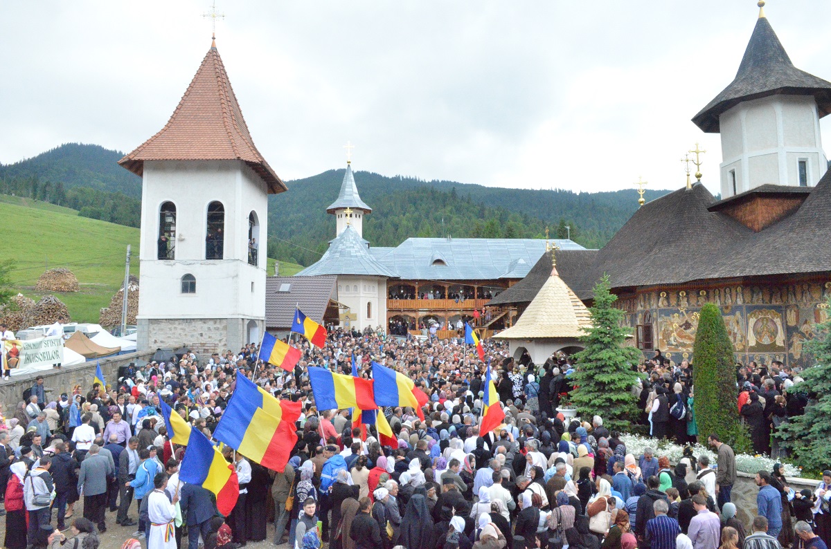Părintele Justin, înconjurat de inimile pelerinilor Părintele Justin, înconjurat de inimile pelerinilor