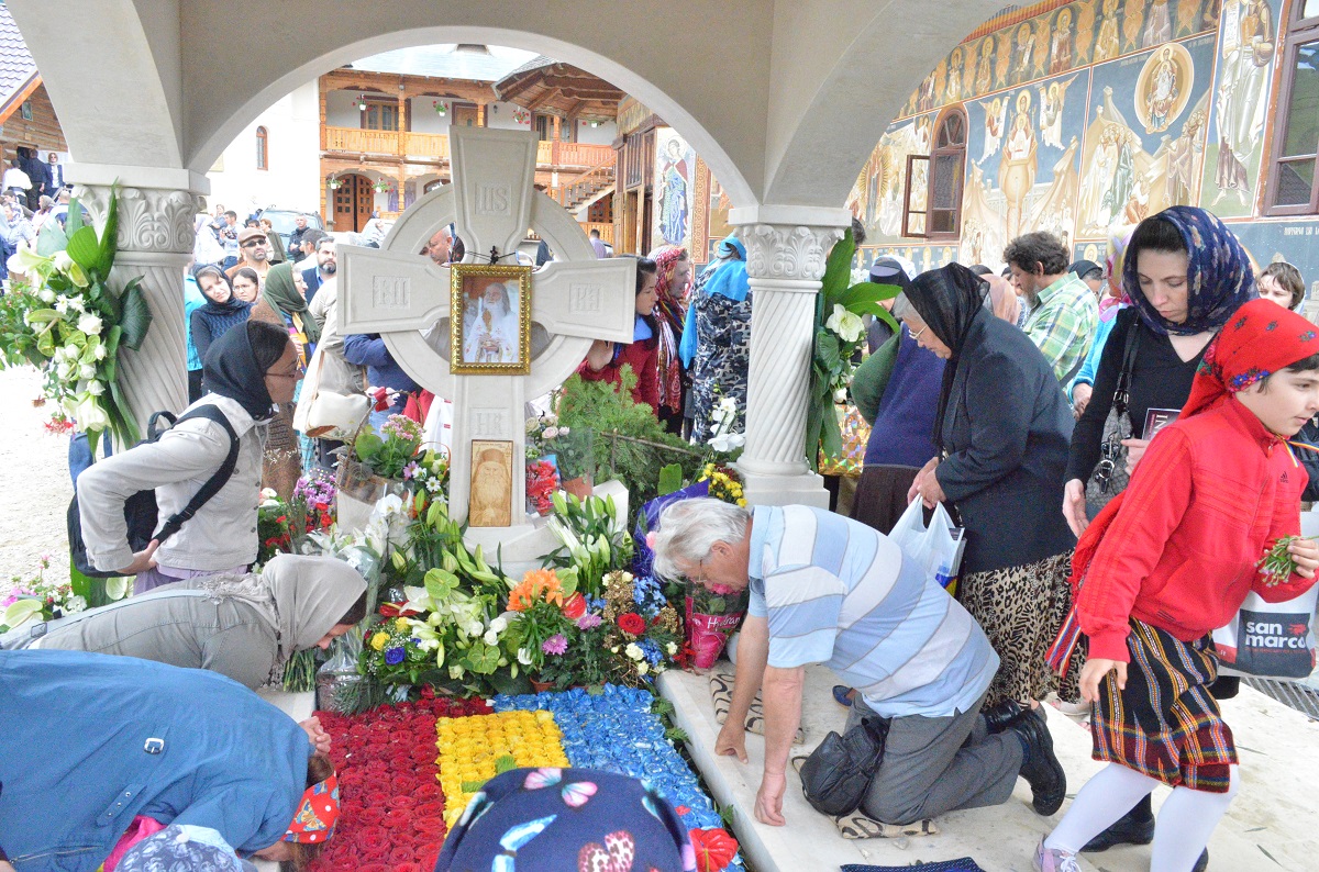 Părintele Justin, înconjurat de inimile pelerinilor Părintele Justin, înconjurat de inimile pelerinilor