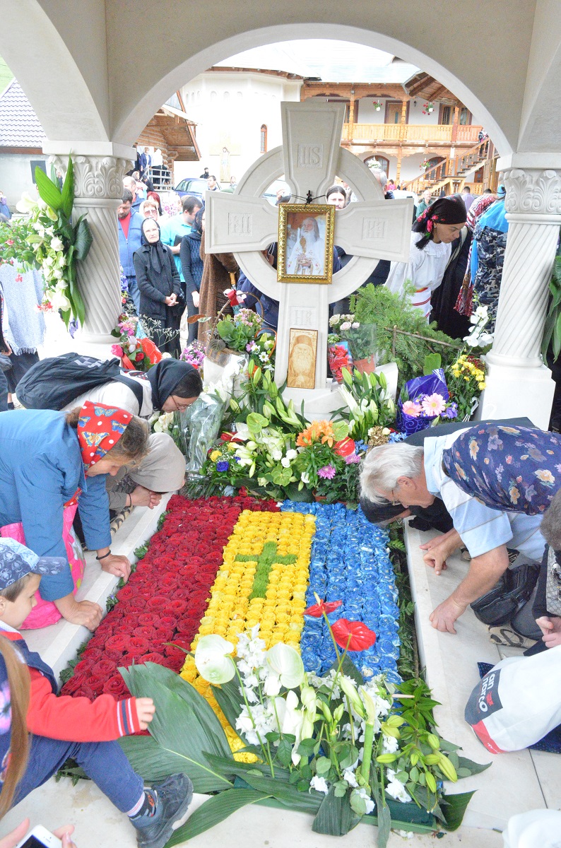 Părintele Justin, înconjurat de inimile pelerinilor Părintele Justin, înconjurat de inimile pelerinilor