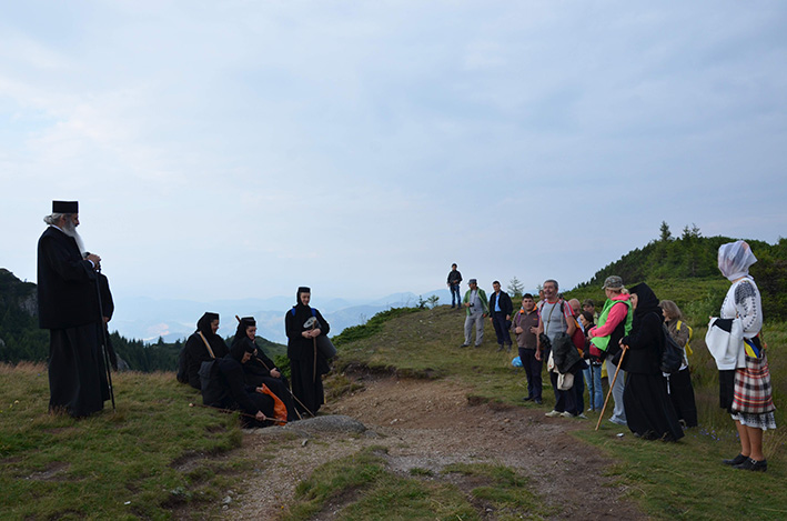 IPS Teofan, la hramul „Taborului românesc” : „Trebuie să dăm minţii noastre cât mai mult Ceahlău şi cât mai multă Liturghie” (GALERIE FOTO) IPS Teofan, la hramul „Taborului românesc” : „Trebuie să dăm minţii noastre cât mai mult Ceahlău şi cât mai multă Liturghie” (GALERIE FOTO)