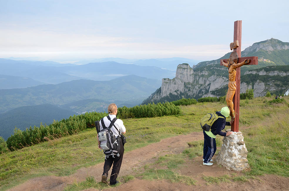 IPS Teofan, la hramul „Taborului românesc” : „Trebuie să dăm minţii noastre cât mai mult Ceahlău şi cât mai multă Liturghie” (GALERIE FOTO) IPS Teofan, la hramul „Taborului românesc” : „Trebuie să dăm minţii noastre cât mai mult Ceahlău şi cât mai multă Liturghie” (GALERIE FOTO)