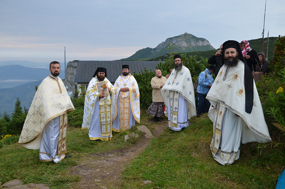 IPS Teofan, la hramul „Taborului românesc” : „Trebuie să dăm minţii noastre cât mai mult Ceahlău şi cât mai multă Liturghie” (GALERIE FOTO) IPS Teofan, la hramul „Taborului românesc” : „Trebuie să dăm minţii noastre cât mai mult Ceahlău şi cât mai multă Liturghie” (GALERIE FOTO)
