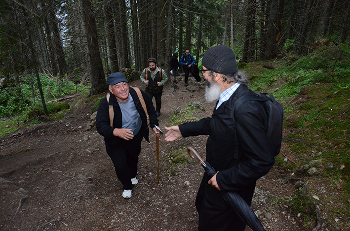 IPS Teofan, la hramul „Taborului românesc” : „Trebuie să dăm minţii noastre cât mai mult Ceahlău şi cât mai multă Liturghie” (GALERIE FOTO) IPS Teofan, la hramul „Taborului românesc” : „Trebuie să dăm minţii noastre cât mai mult Ceahlău şi cât mai multă Liturghie” (GALERIE FOTO)