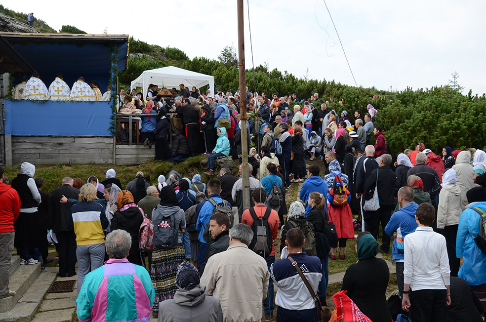 IPS Teofan, la hramul „Taborului românesc” : „Trebuie să dăm minţii noastre cât mai mult Ceahlău şi cât mai multă Liturghie” (GALERIE FOTO) IPS Teofan, la hramul „Taborului românesc” : „Trebuie să dăm minţii noastre cât mai mult Ceahlău şi cât mai multă Liturghie” (GALERIE FOTO)