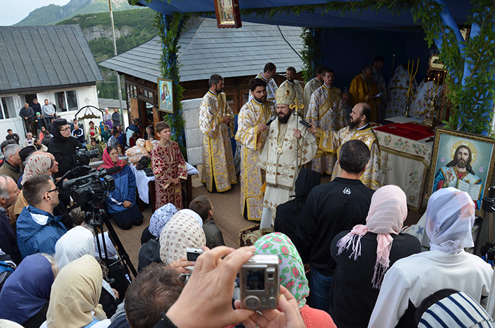 IPS Teofan, la hramul „Taborului românesc” : „Trebuie să dăm minţii noastre cât mai mult Ceahlău şi cât mai multă Liturghie” (GALERIE FOTO) IPS Teofan, la hramul „Taborului românesc” : „Trebuie să dăm minţii noastre cât mai mult Ceahlău şi cât mai multă Liturghie” (GALERIE FOTO)