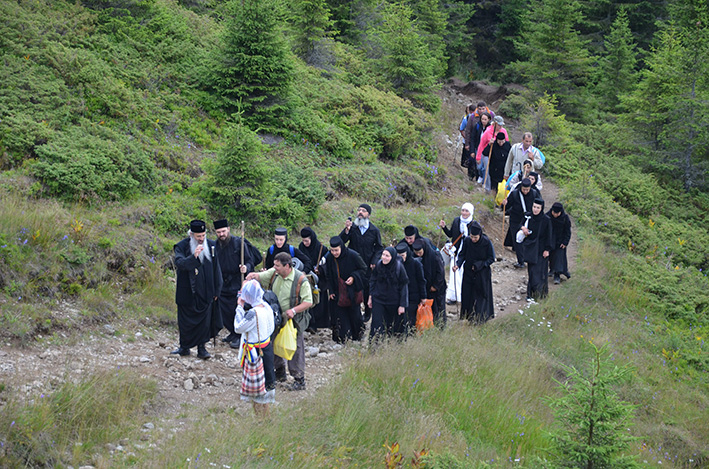 IPS Teofan, la hramul „Taborului românesc” : „Trebuie să dăm minţii noastre cât mai mult Ceahlău şi cât mai multă Liturghie” (GALERIE FOTO) IPS Teofan, la hramul „Taborului românesc” : „Trebuie să dăm minţii noastre cât mai mult Ceahlău şi cât mai multă Liturghie” (GALERIE FOTO)