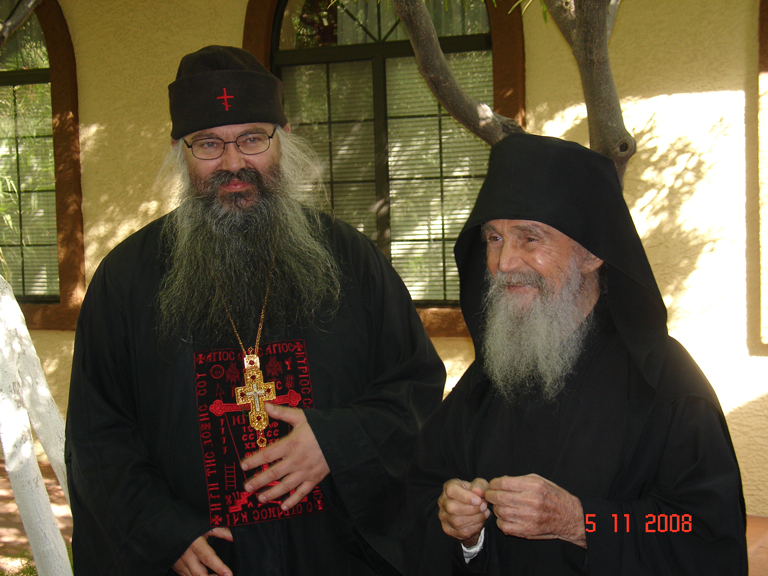 Părintele Efrem de la Sarai alături de duhovnicul său, părintele Efrem Filotheitul (din Arizona) Cuvinte simple din Sfântul Munte (8) – Întruparea Domnului, suprema Smerire