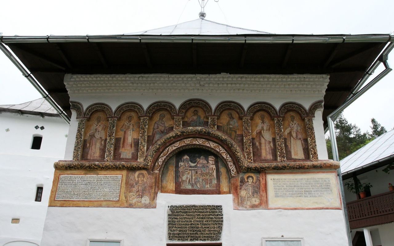 Vechea biserică a Schitului Iezer cu hramul „Intrarea în Biserică a Maicii Domnului” Vechea biserică a Schitului Iezer cu hramul „Intrarea în Biserică a Maicii Domnului”