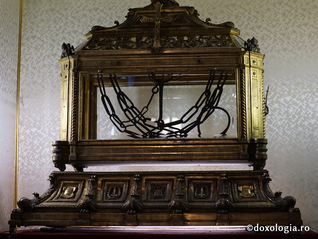 Lanţurile Sfântului Apostol Petru - Biserica San Pietro in Vincoli / Foto: Magda Buftea Lanțurile Sfântului Apostol Petru, aflate la Biserica San Pietro in Vincoli din Roma