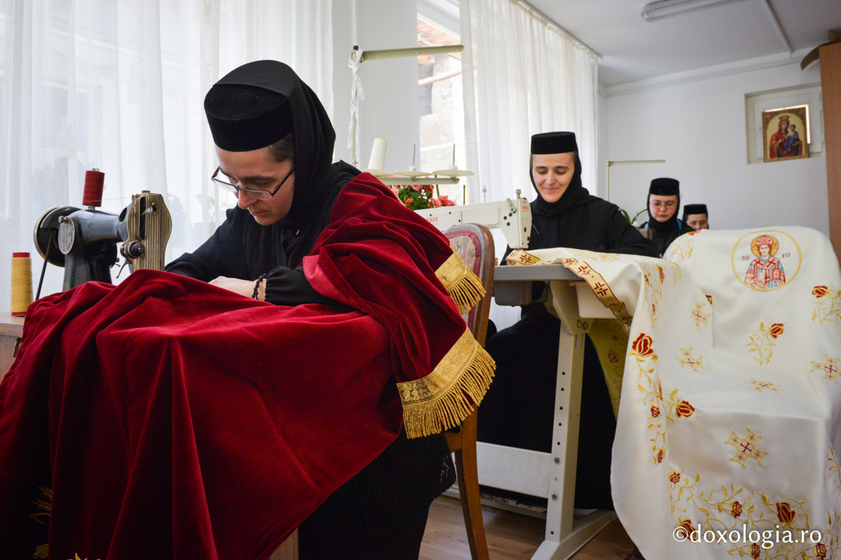 Un ceas în atelierul de croitorie al Mănăstirii Frumoasa / Foto: Oana Nechifor atelierul de croitorie al Mănăstirii Frumoasa