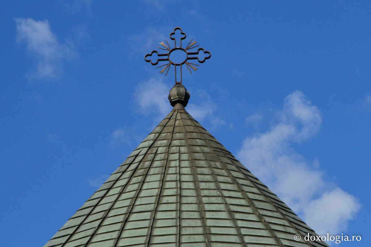 Pași în veșnicie: cimitirul Mănăstirii Războieni / Foto: Maria Burlă Pași în veșnicie: cimitirul Mănăstirii Războieni