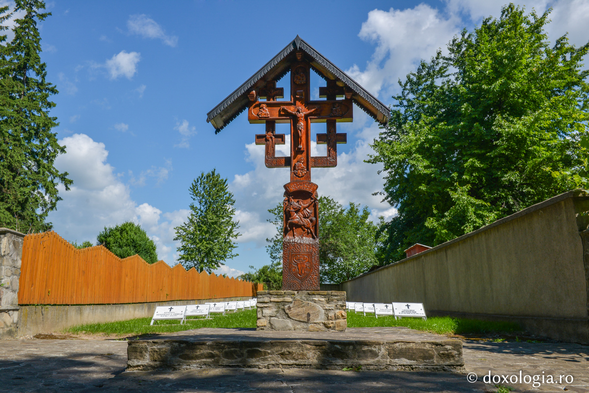 Pași în veșnicie: cimitirul Mănăstirii Războieni / Foto: Oana Nechifor Pași în veșnicie: cimitirul Mănăstirii Războieni