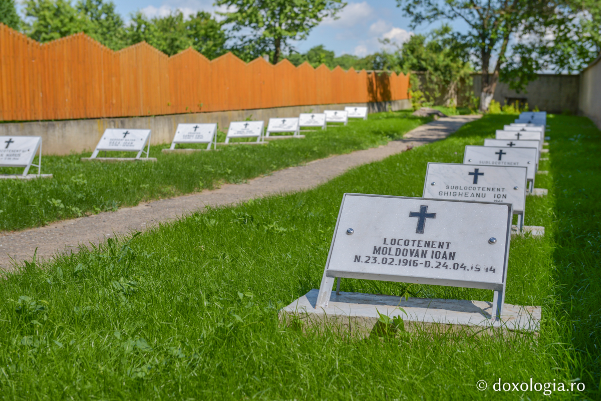 Pași în veșnicie: cimitirul Mănăstirii Războieni / Foto: Oana Nechifor Pași în veșnicie: cimitirul Mănăstirii Războieni