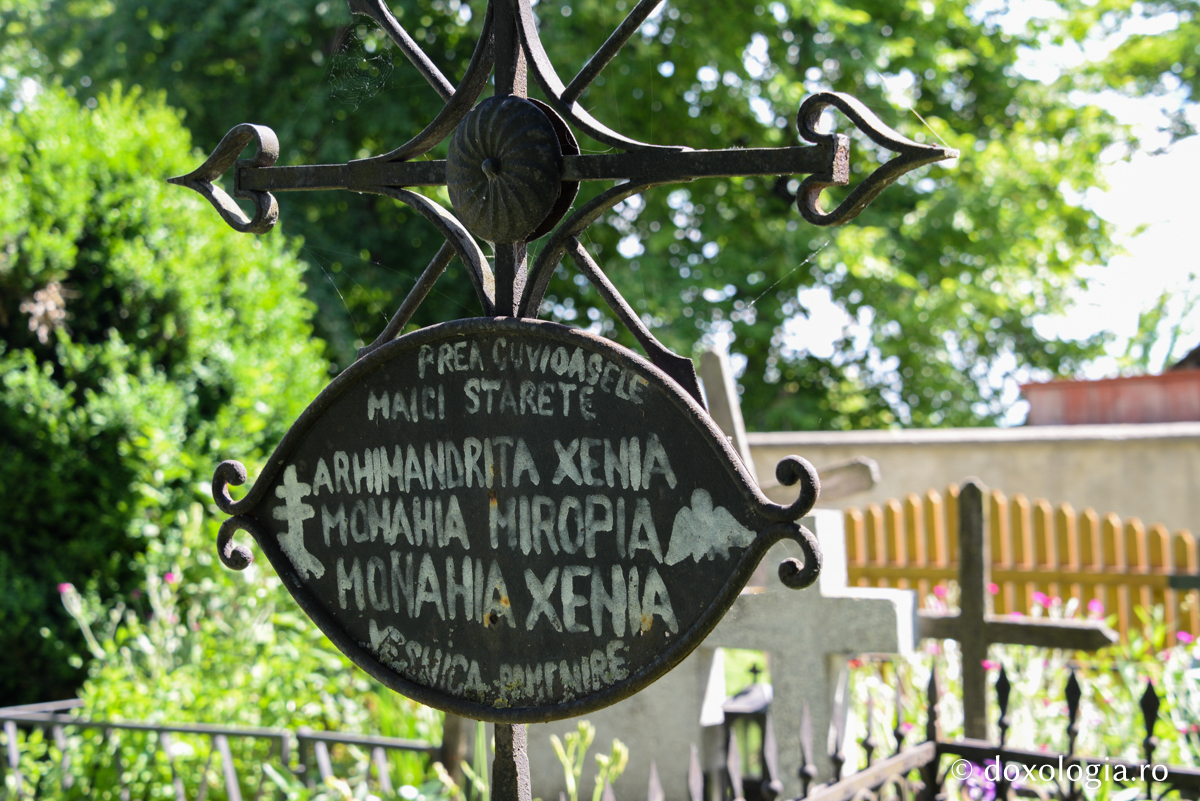 Pași în veșnicie: cimitirul Mănăstirii Războieni / Foto: Ștefan Cojocariu Pași în veșnicie: cimitirul Mănăstirii Războieni