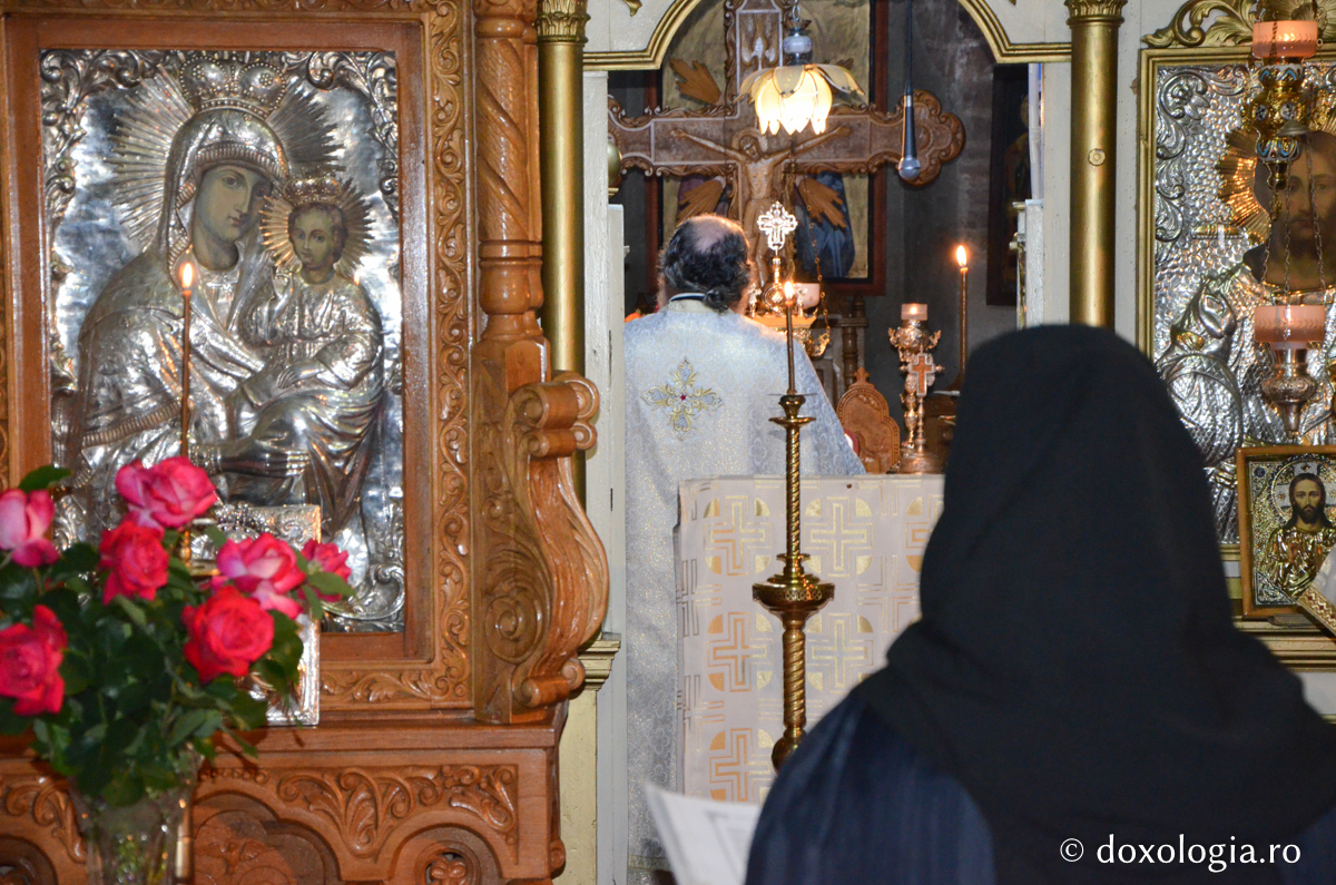 „Viața de mănăstire e ca un trandafir frumos, cu spini mulți” / Foto: Maria Burlă moment din slujbă la Mănăstirea Războieni