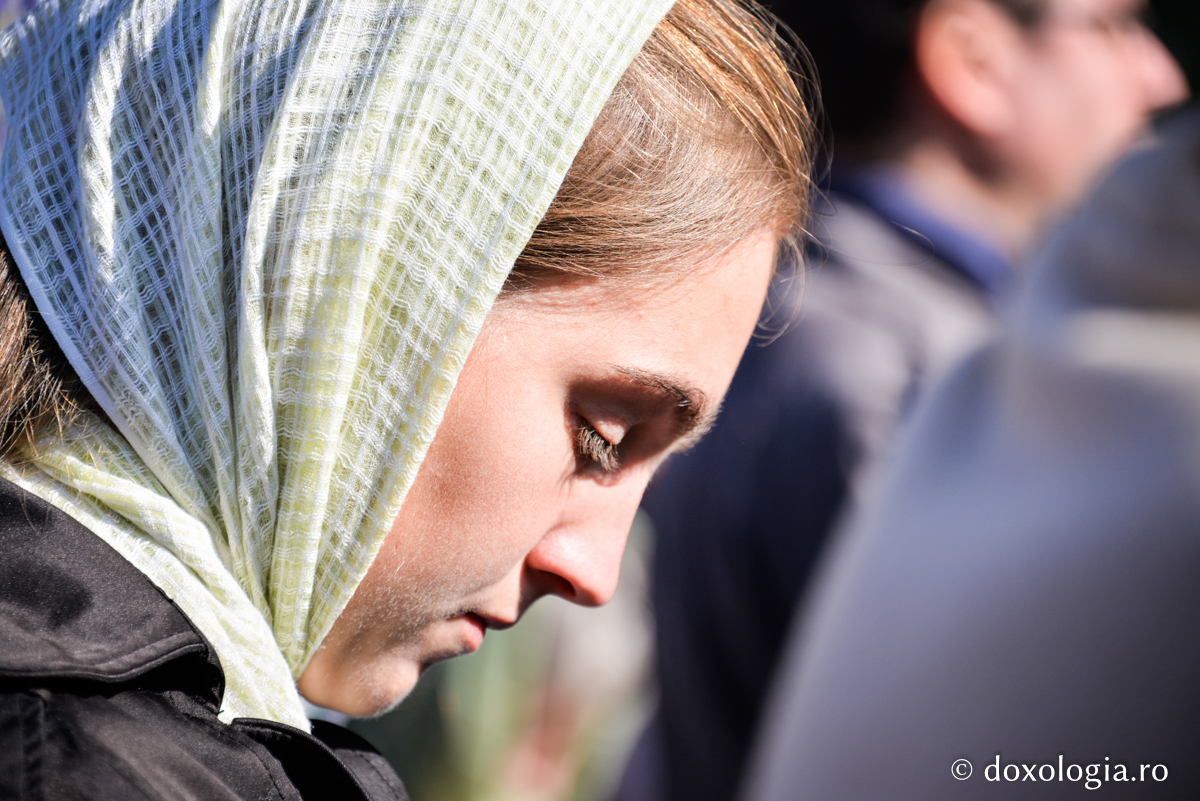 Ce facem când nu putem împlini poruncile? / Foto: Oana Nechifor femeie cu capul acoperit