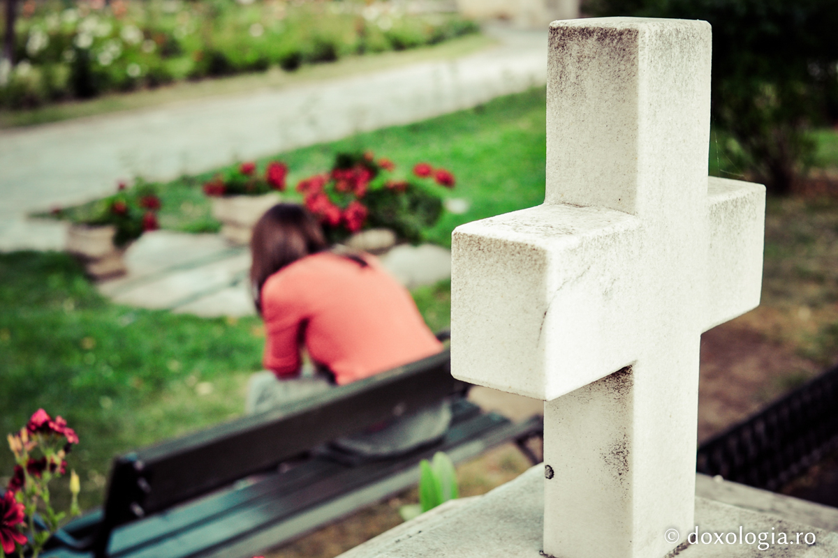 Să ne ducem crucea împreună cu Hristos! / Foto: Oana Nechifor cruce de piatră