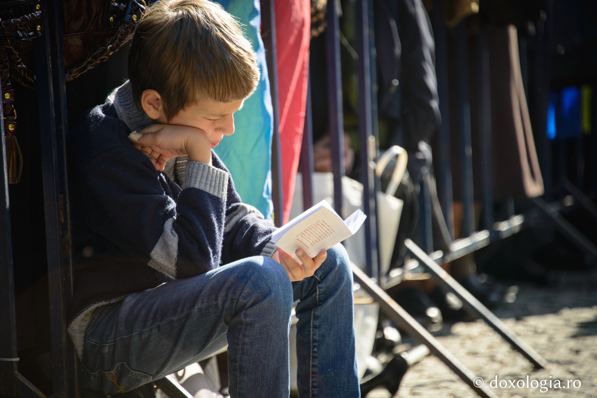 Sfântul care a ieșit din carte ca să stea de vorbă cu un copil / Foto: Oana Nechifor copil citind dintr-o carte