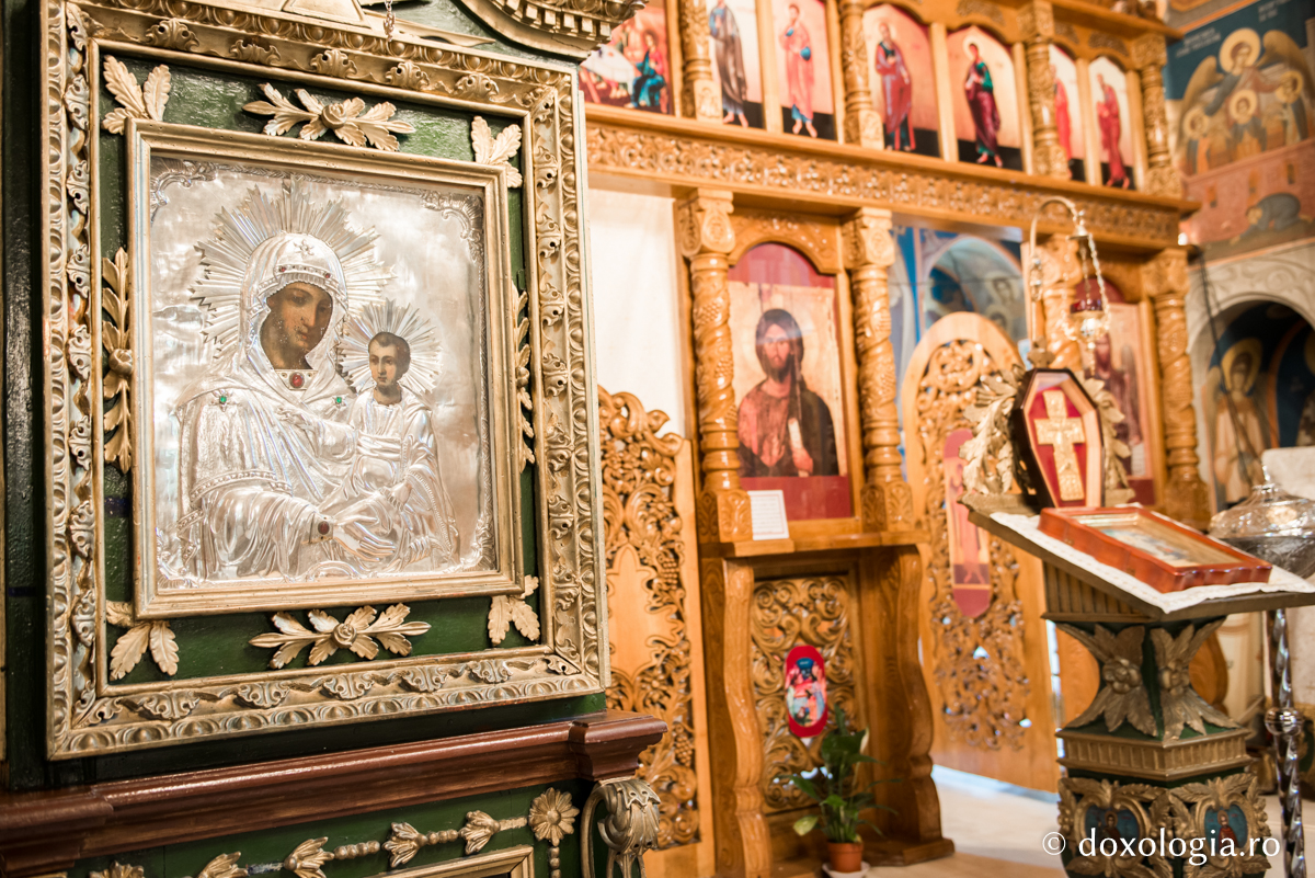 Maica Domnului nu ne părăsește, pentru că are inimă de mamă / Foto: Oana Nechifor iconostas Maica Domnului