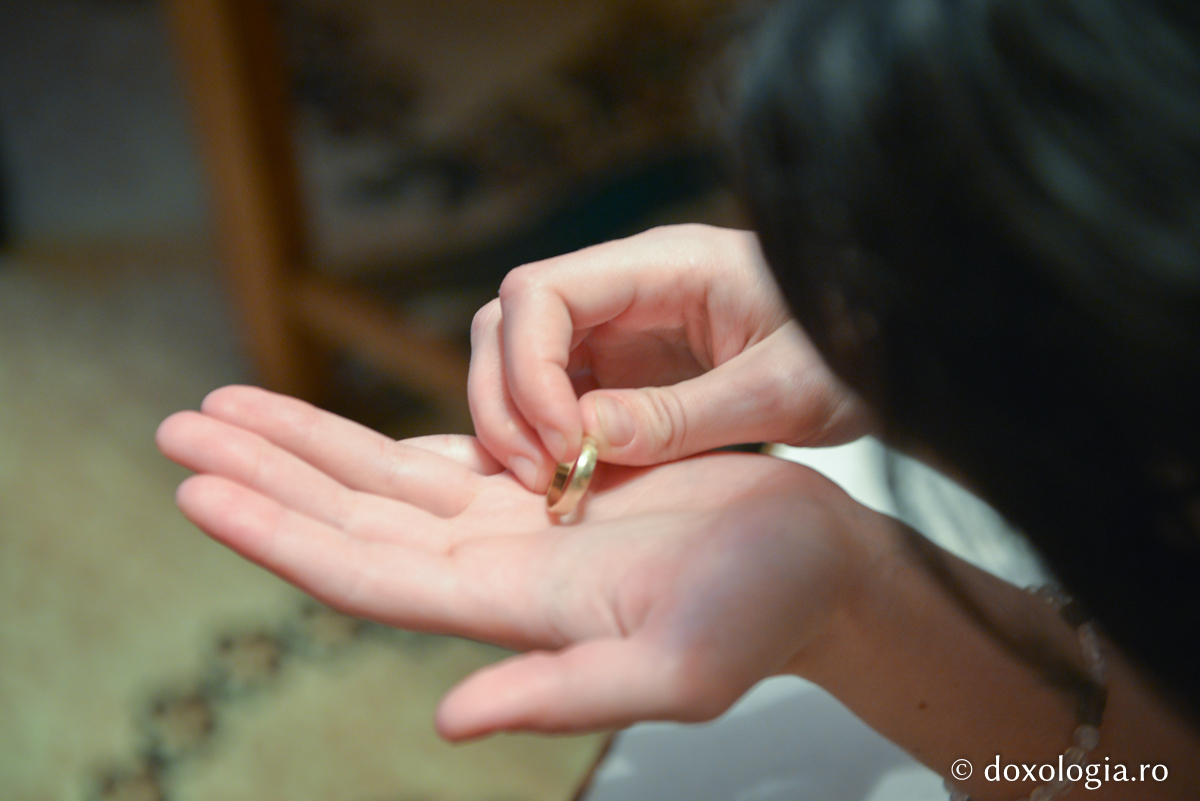 Unde găsesc iubirea fără dată de expirare? / Foto: Oana Nechifor verighetă în palmă