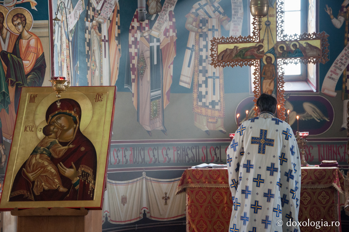 Sfânta Epicleză ‒ inima Sfintei Liturghii / Foto: Pr. Silviu Cluci preot în fața sfintei mese