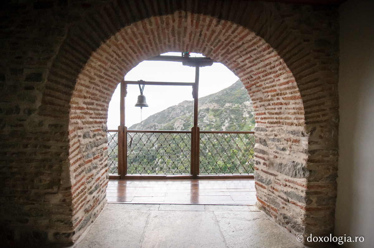 Prin împlinirea poruncilor dumnezeiești, devenim fii ai lui Dumnezeu / Foto: Pr. Silviu Cluci clopot