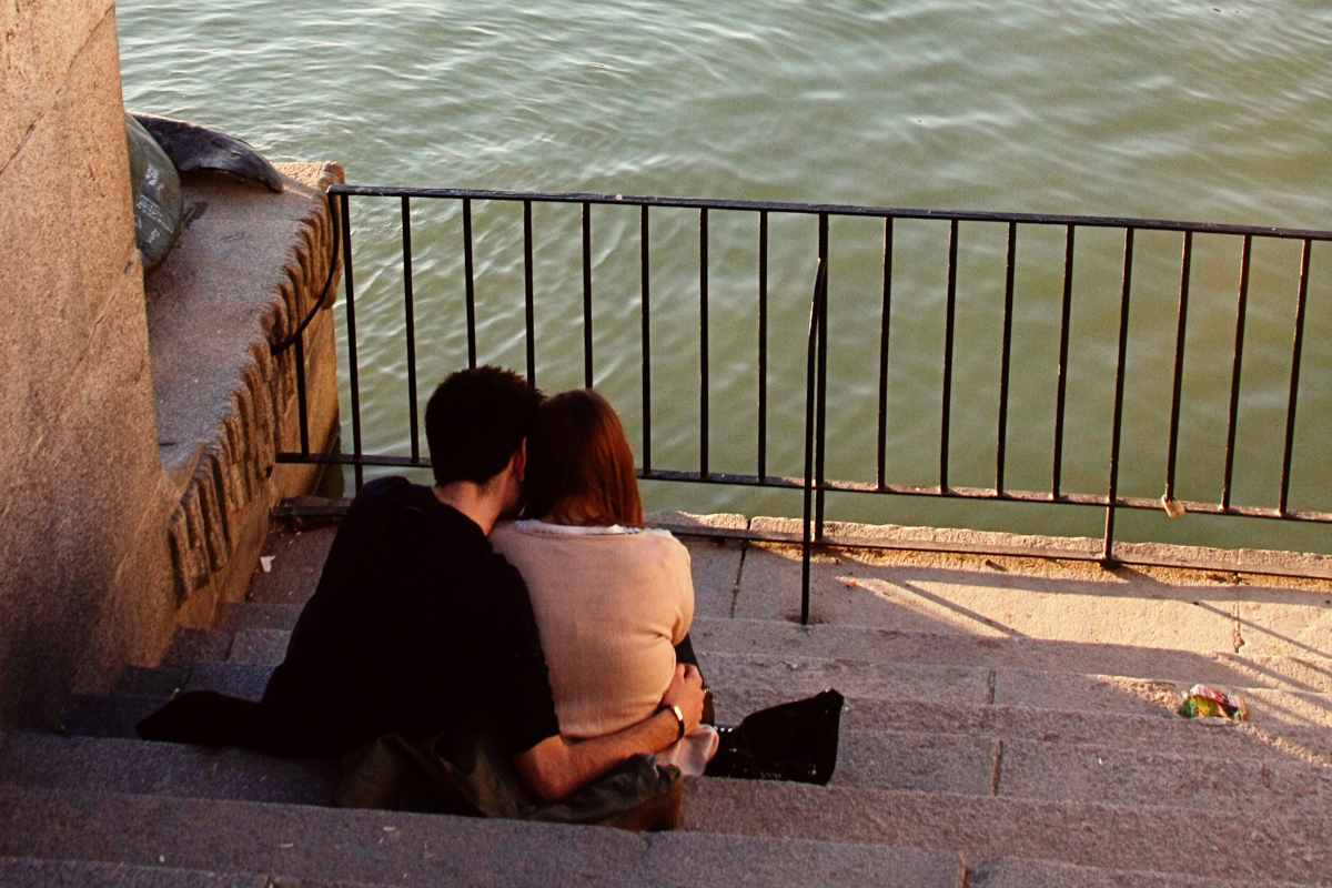 Tinere, nu-ți nega sentimentele! Arată-I-le lui Dumnezeu, ca să le sfințească! tineri îmbrățișați