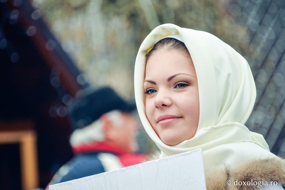 Fii ca tine, fii cum ești! / Foto: Oana Nechifor tânără cu capul acoperit